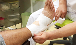 テーピング施術中